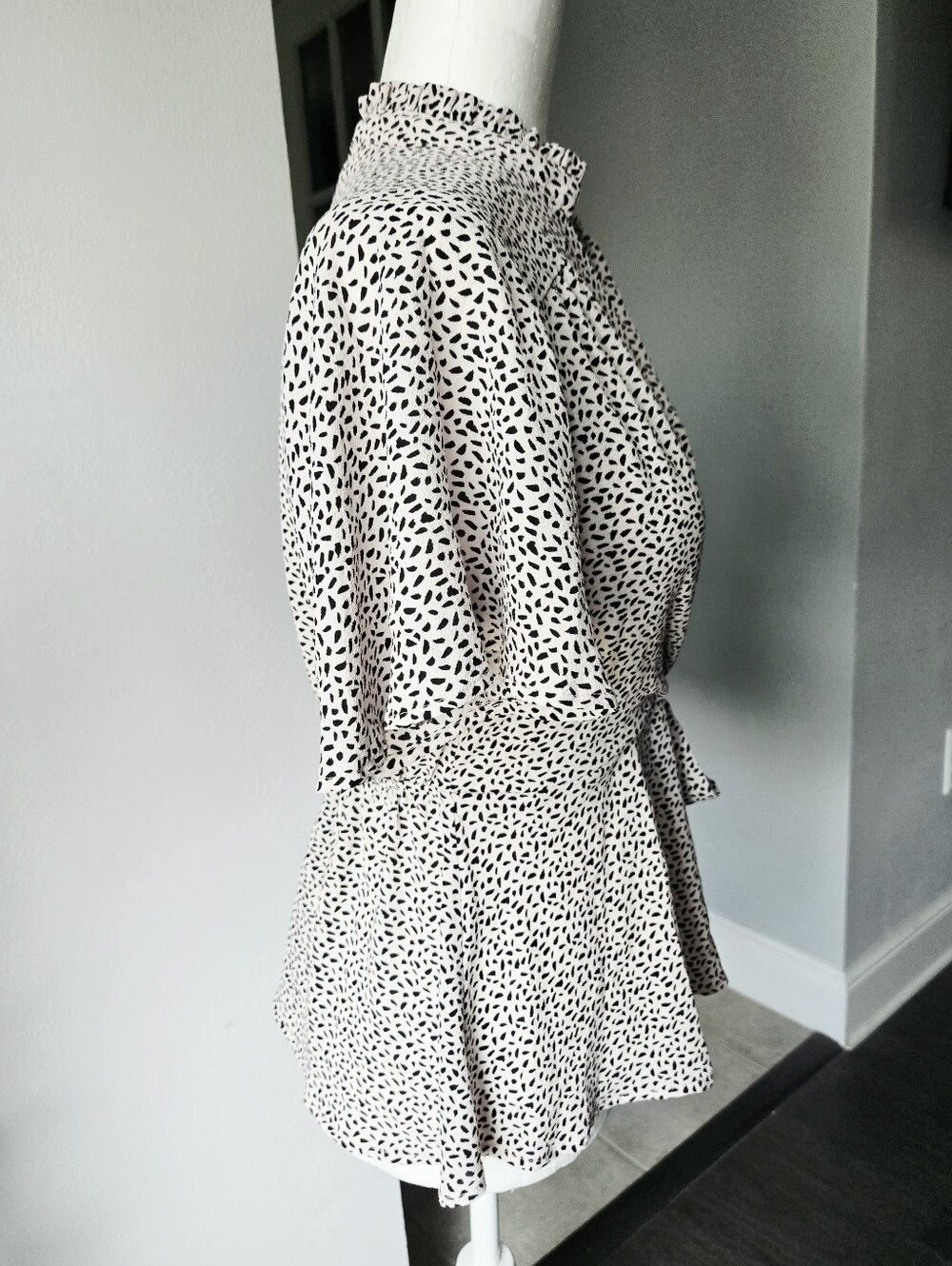 Monteau Los Angeles Black White Animal Print Faux Wrap Peplum Blouse Size M - Picture 2 of 5